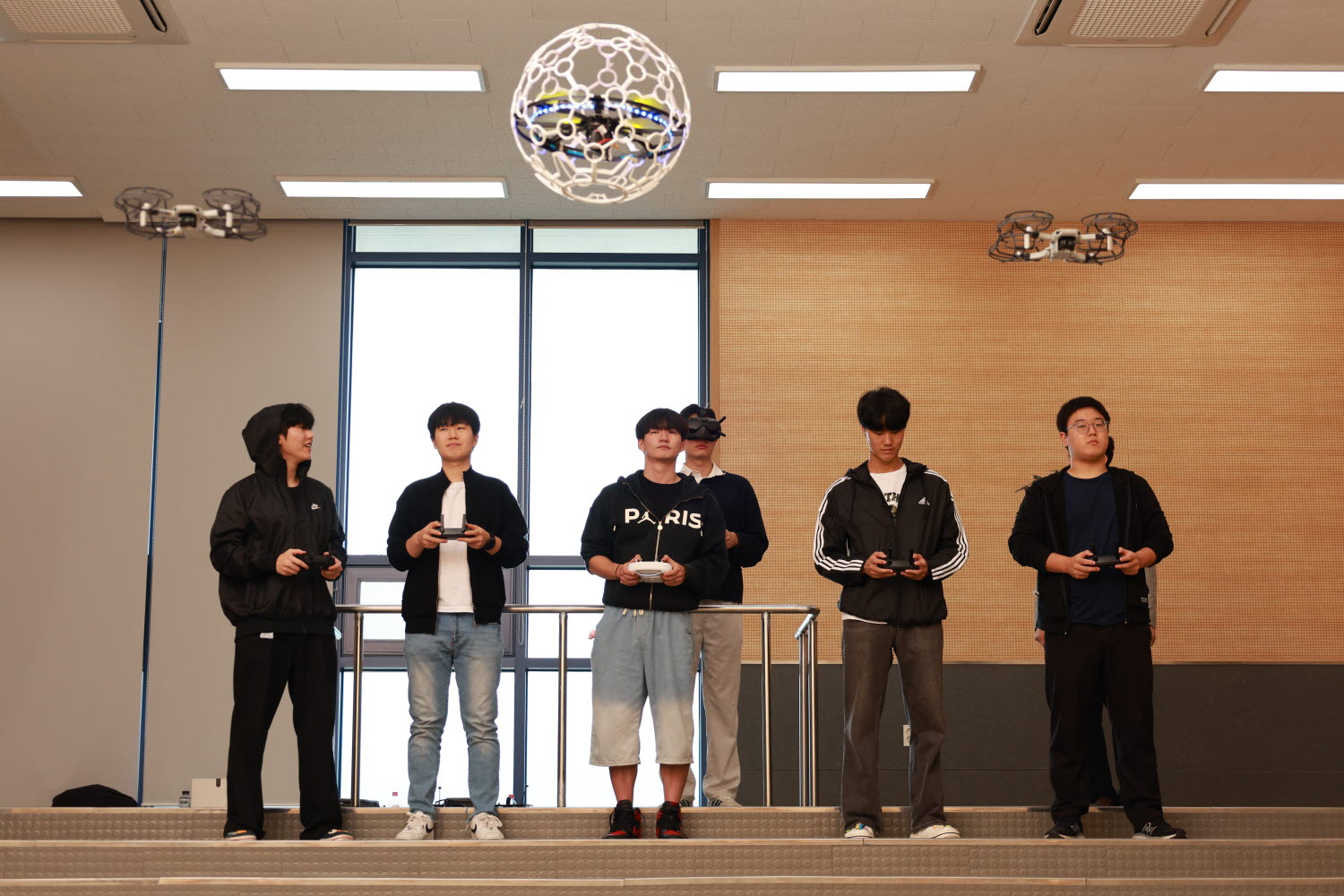 드론로봇응용학과는 하늘과 땅을 넘나드는 미래 기술을 실현합니다.