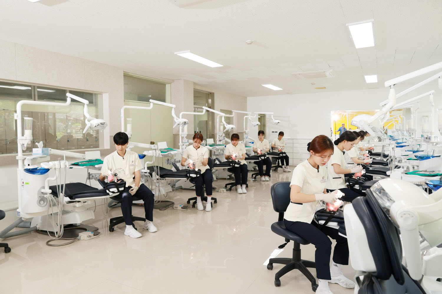 치위생학과는 건강한 치아와 환한 미소를 지킵니다.
